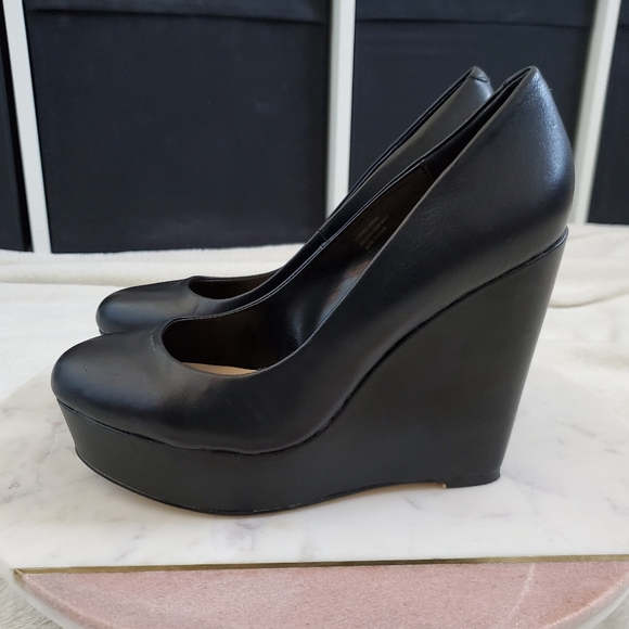 Le Chateau Black Wedges - Picture 4 of 7
